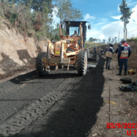 Maquina trabajando en vía