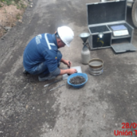 Contratista trabajando en la vía
