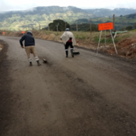 Contratista trabajando en la vía