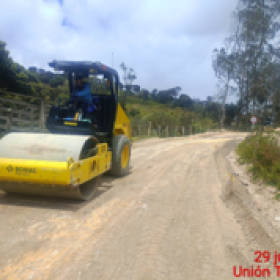 Máquina aplanadora trabajando en la vía