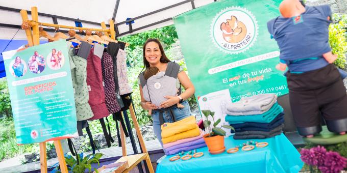 Microempresaria ofertando sus productos.