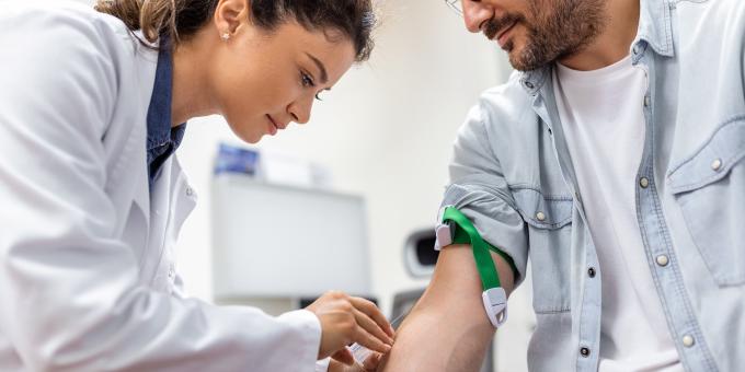 toma de muestra de sangre, donante masculino