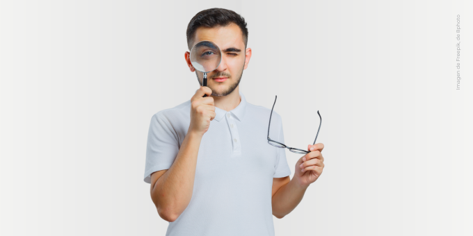 Joven observando con una lupa
