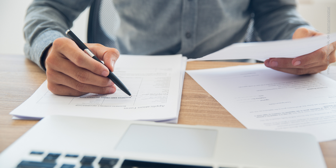 Funcionario haciendo lista de chequeo de tareas