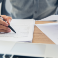 Funcionario haciendo lista de chequeo de tareas